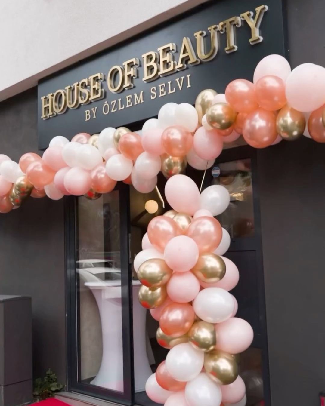Studio House of Beauty by &Ouml;zlem Selvi &ndash; Eingang mit goldenem Schriftzug