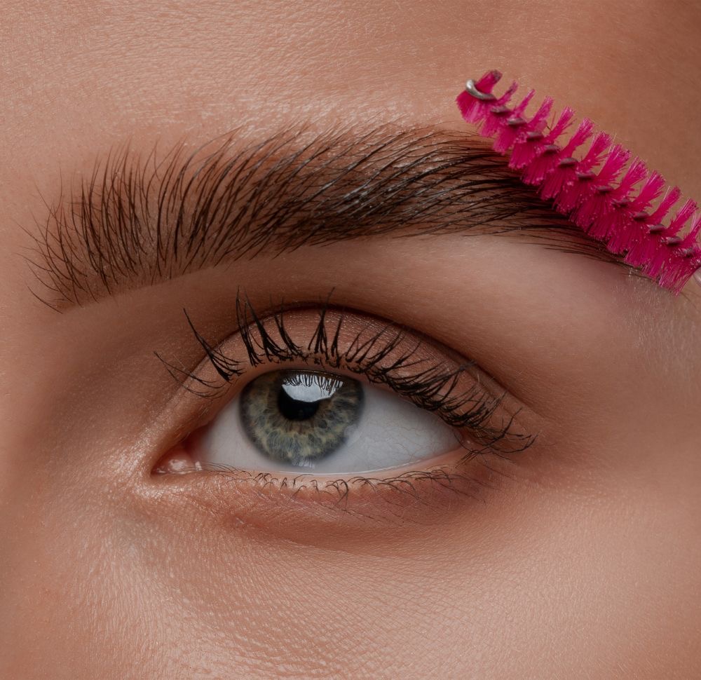 Augenbrauen- und Wimpernbehandlung